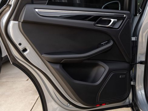 Certified 2025 Porsche Macan image 35