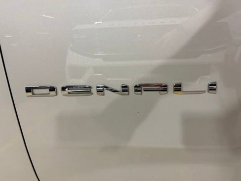 Used 2023 GMC Yukon Denali Ultimate AWD/4WD image 9