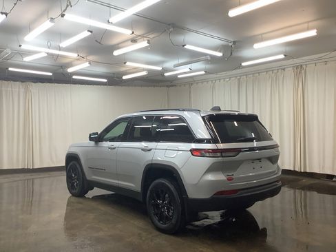 New 2026 Jeep Grand Cherokee Altitude AWD/4WD image 9