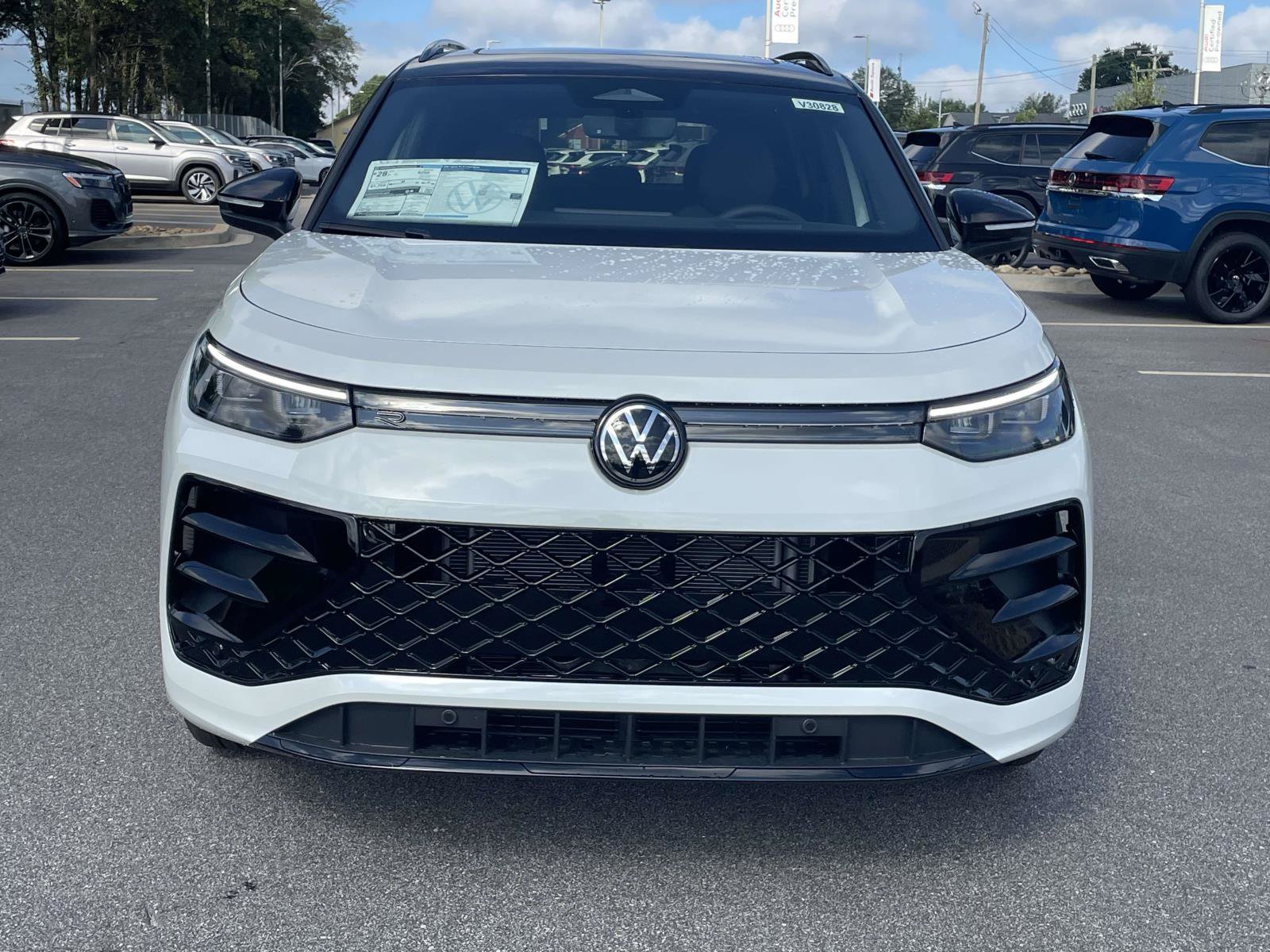 New 2026 Volkswagen Tiguan SE R-Line FWD image 2