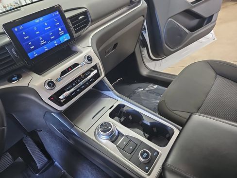 Used 2023 Ford Explorer XLT AWD/4WD image 26