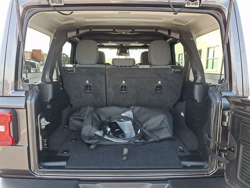 Used 2025 Jeep Wrangler Unlimited Sahara AWD/4WD image 31
