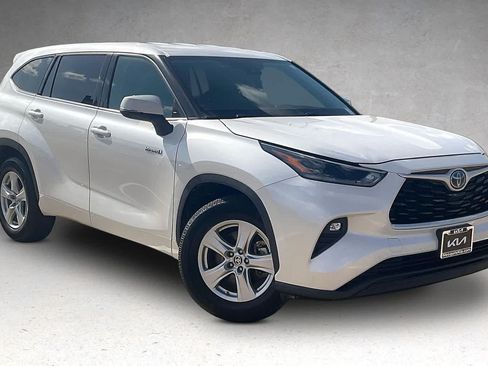 Used 2021 Toyota Highlander LE FWD image 20