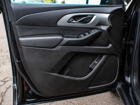 Used 2021 Chevrolet Traverse LT image 8