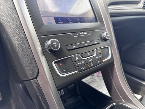 Used 2020 Ford Fusion SE FWD image 30
