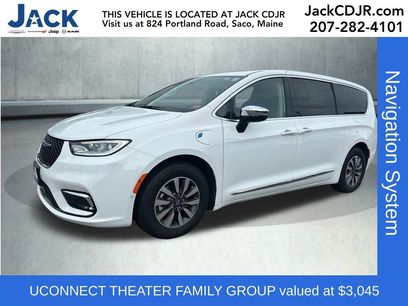 Used 2023 Chrysler Pacifica Limited w/ Uconnect Theater Family Group
