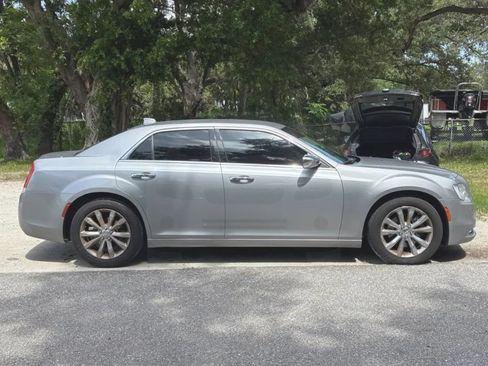 Used 2018 Chrysler 300 Limited AWD/4WD image 5