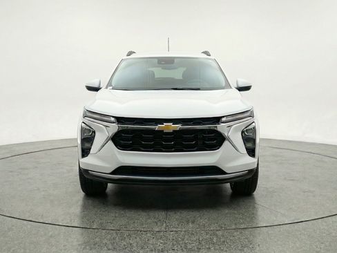 Used 2025 Chevrolet Trax LT FWD image 2