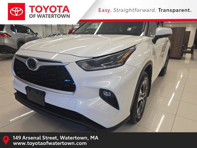 Certified 2021 Toyota Highlander XLE AWD/4WD image 1