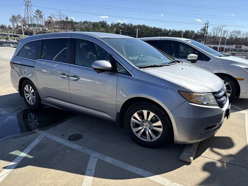 Used 2016 Honda Odyssey SE image 2