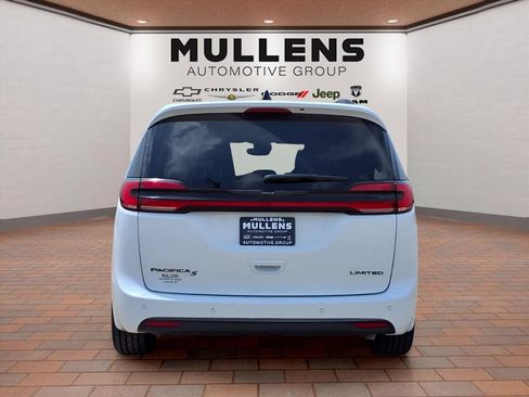 Used 2025 Chrysler Pacifica Limited FWD image 6