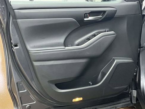 Used 2023 Toyota Highlander XLE AWD/4WD image 15