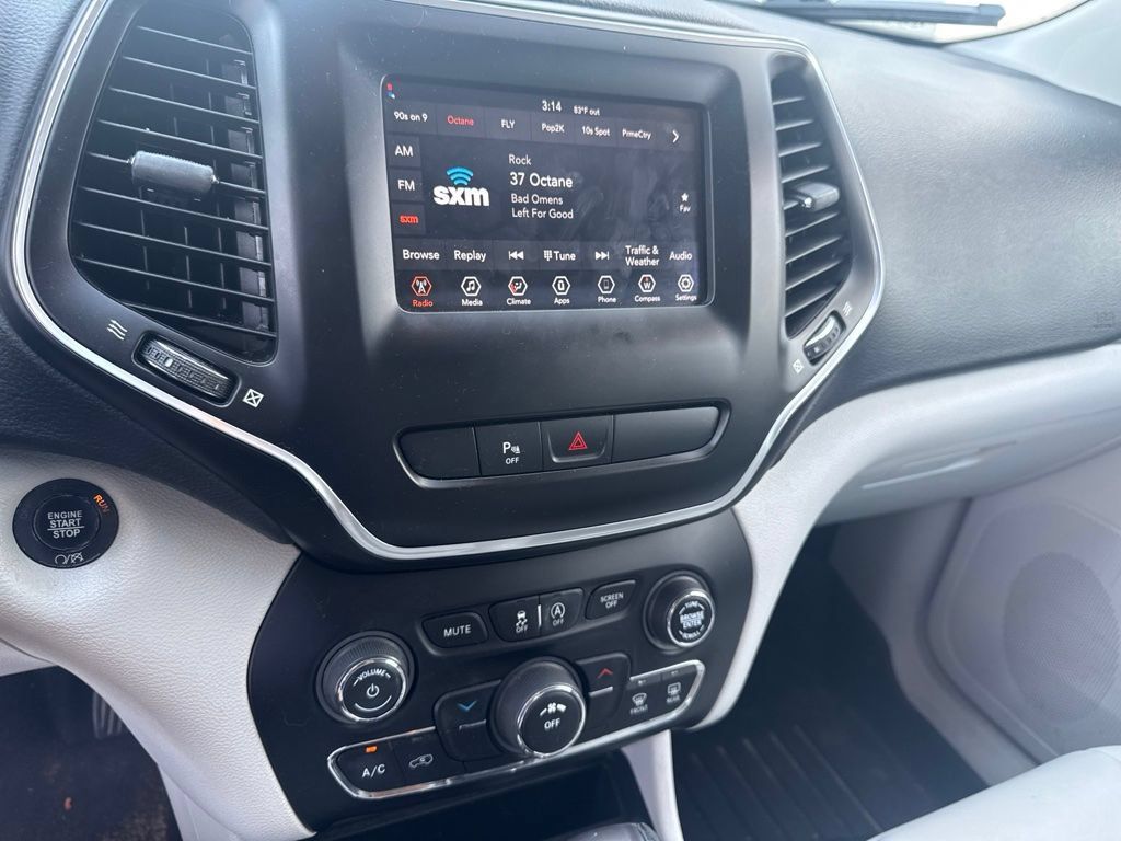 Used 2020 Jeep Cherokee Latitude Plus AWD/4WD image 13