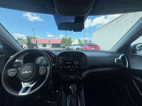 Used 2025 Kia Soul LX w/ LX Technology Package FWD image 31