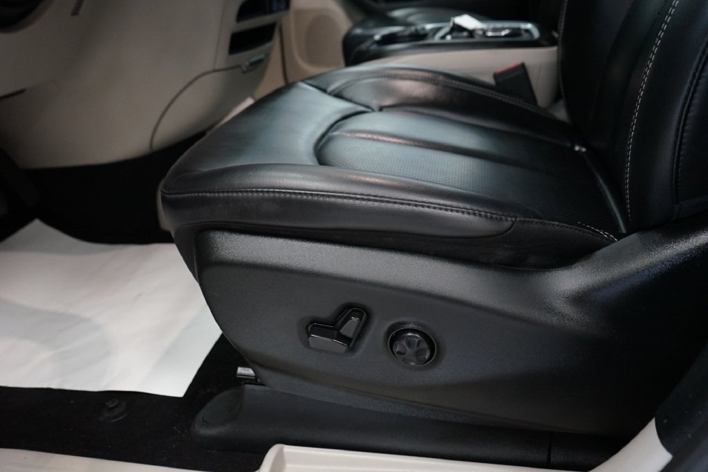 Used 2023 Chrysler Pacifica Touring-L AWD/4WD image 28