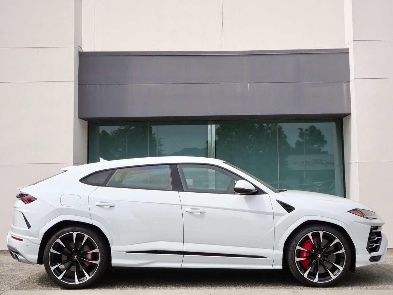Used 2020 Lamborghini Urus AWD/4WD image 2