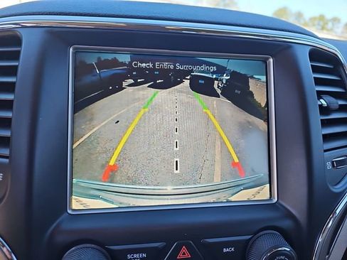 Used 2017 Jeep Grand Cherokee Limited w/ Luxury Group II image 25