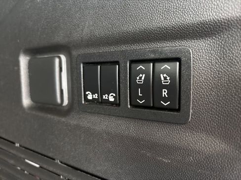Used 2022 Chevrolet Suburban RST w/ Luxury Package AWD/4WD image 12