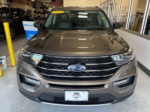Used 2021 Ford Explorer XLT w/ Equipment Group 202A AWD/4WD image 5