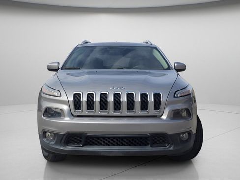 Used 2017 Jeep Cherokee Latitude w/ Comfort/Convenience Group AWD/4WD image 3