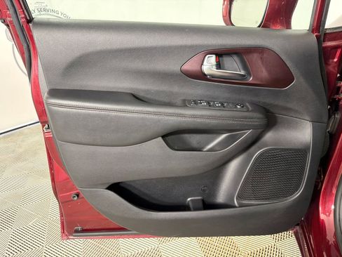 Used 2019 Chrysler Pacifica Touring-L FWD image 9