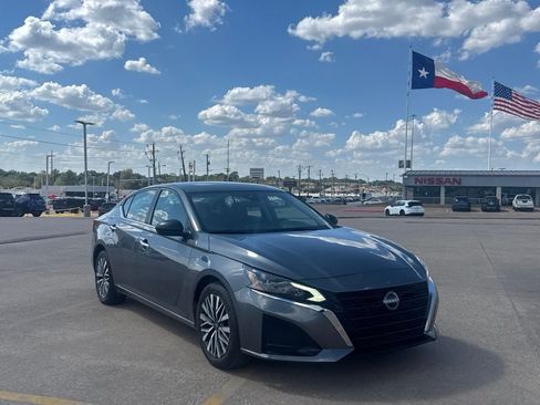 Certified 2025 Nissan Altima 2.5 SV FWD image 2