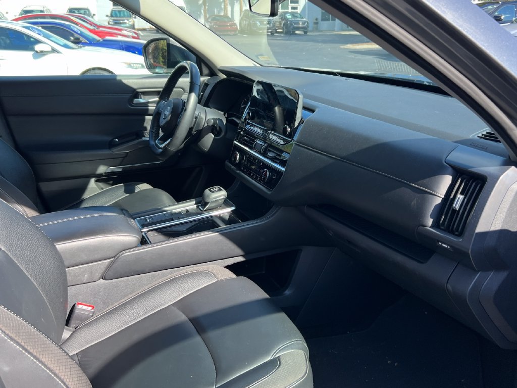 Used 2025 Nissan Pathfinder SL FWD image 15