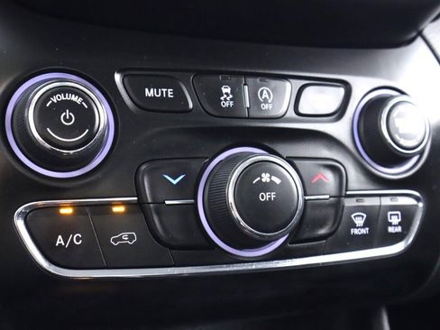 Used 2019 Jeep Cherokee Latitude w/ Cold Weather Group AWD/4WD image 23
