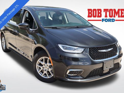 Used 2023 Chrysler Pacifica Touring-L FWD image 1