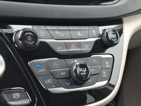 Used 2023 Chrysler Pacifica Touring-L FWD image 17