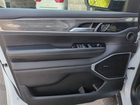 Used 2022 Jeep Wagoneer Series II AWD/4WD image 42