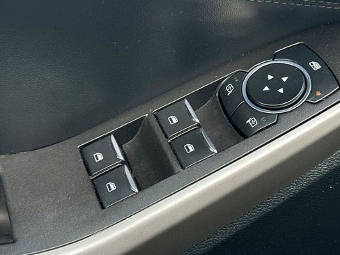 Used 2023 Ford Explorer XLT image 11