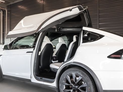 Used 2022 Tesla Model X AWD/4WD image 13