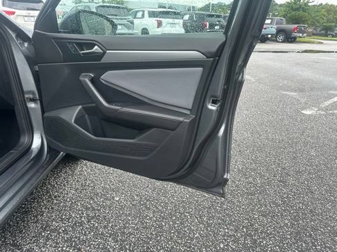 Used 2025 Volkswagen Jetta SE FWD image 6