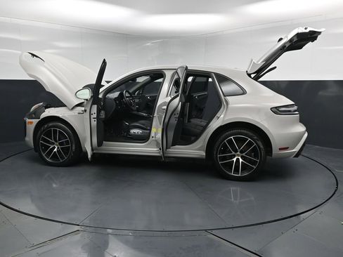 Certified 2025 Porsche Macan AWD/4WD image 34
