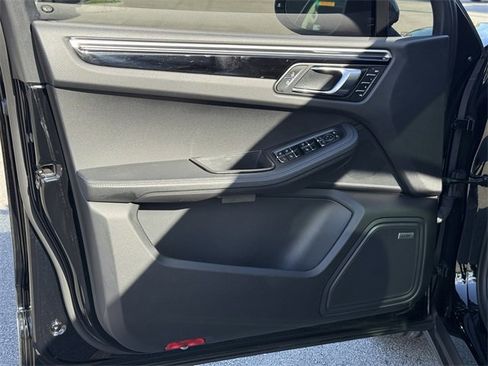 Used 2021 Porsche Macan S image 32