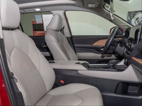 Used 2024 Toyota Grand Highlander AWD image 27