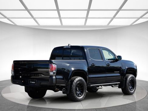 Used 2017 Toyota Tacoma SR5 w/ Tow Package RWD image 4