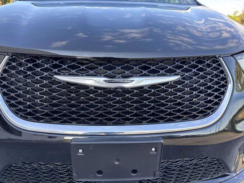 Used 2025 Chrysler Pacifica Select FWD image 11