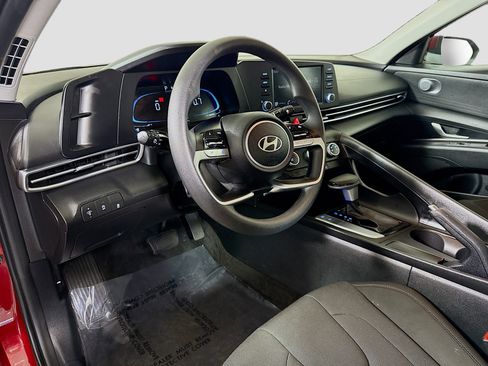 Used 2025 Hyundai Elantra SE image 22