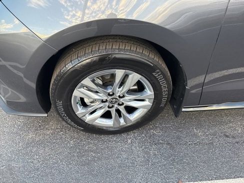 Used 2025 Toyota Sienna Limited image 6