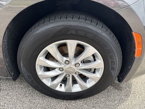 Used 2019 Chrysler Pacifica Touring Plus w/ Advanced Safetytec Group FWD image 12