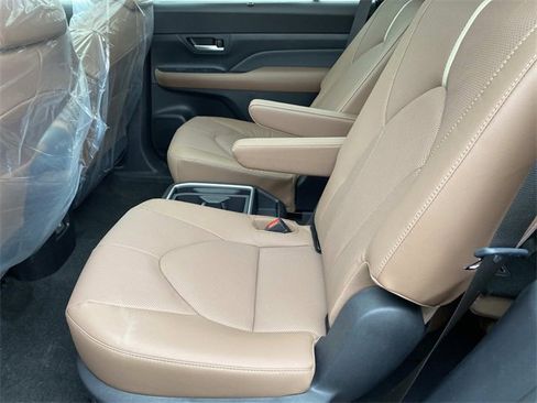 New 2026 Toyota Grand Highlander Platinum image 5