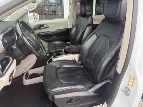 Used 2021 Chrysler Pacifica Touring-L image 9