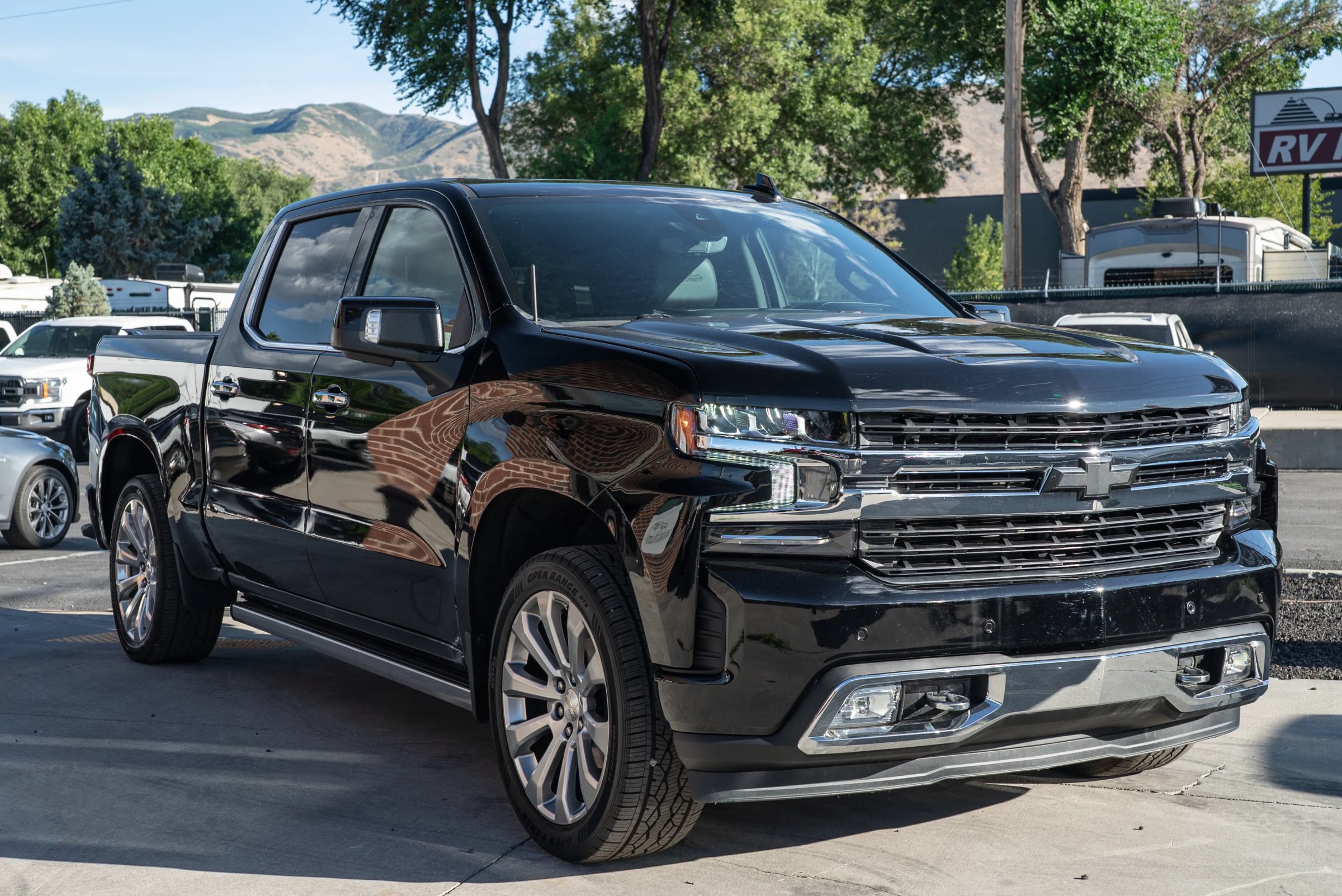 Used 2020 Chevrolet Silverado 1500 High Country w/ Technology Package AWD/4WD image 9