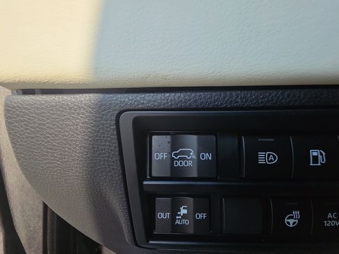Used 2024 Toyota Sequoia Capstone AWD/4WD image 15