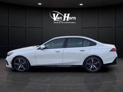 Used 2024 BMW 540i xDrive w/ Executive Package image 2