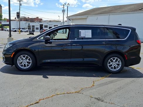 Used 2025 Chrysler Pacifica Select FWD image 4