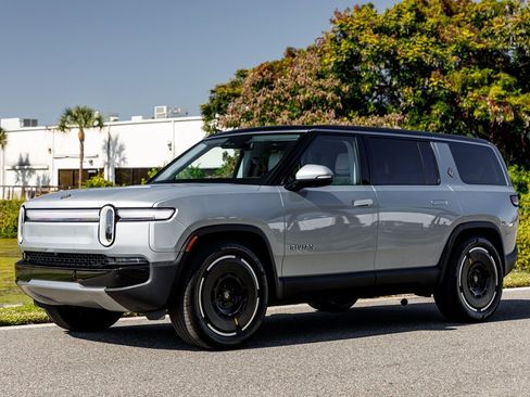 Used 2025 Rivian R1S Adventure image 7