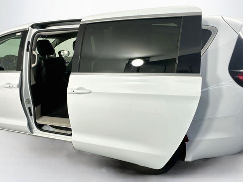 Used 2024 Chrysler Pacifica Touring-L FWD image 27
